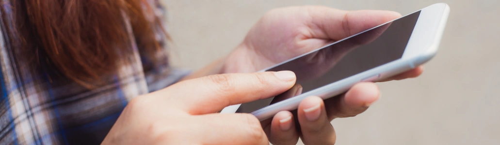 Mano mujer utilizando telefono movil